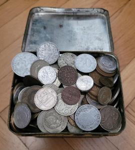 staré mince po sběrateli ve starožitné plechové nádobě