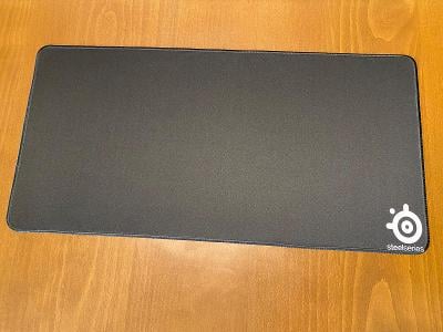 Podložka pod myš černá s logem SteelSeries 30x60 cm