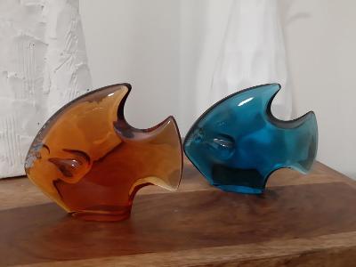 Těžítko z hutního skla - ambrová rybka