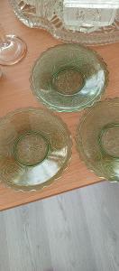 Tři staré talířky ze zeleného skla