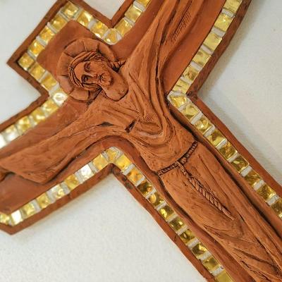 Umelecký kríž na stenu so zlatou mozaikou