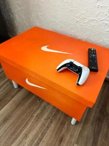 Nike shoebox konferenční stolek