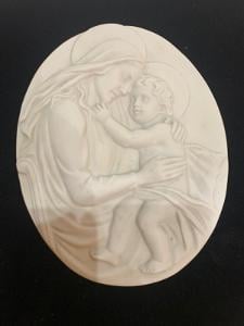 Keramická oválná bílá plastika - reliéf Madony s dítětem