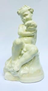 Keramická socha dítěte