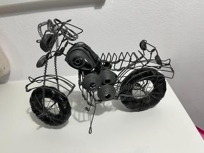 Ručně vyrobená dekorace motocyklu