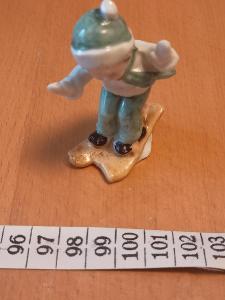 keramická figurka Lyžař