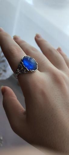 Krásný prsten s modrým Spinelem. Nenošený. Vel. univerzální.