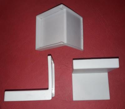 Ikea bílé plastové spony pro policový díl