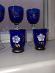 Kobaltovo modré poháre a poháre s kvetinovými motívmi a zlatými prvkami - Starožitnosti