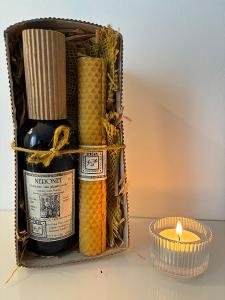 2005 stará dárková kazeta víno Neronet a svíčka včelí vosk