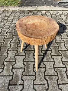 Dřevěný stolek ruční práce masiv