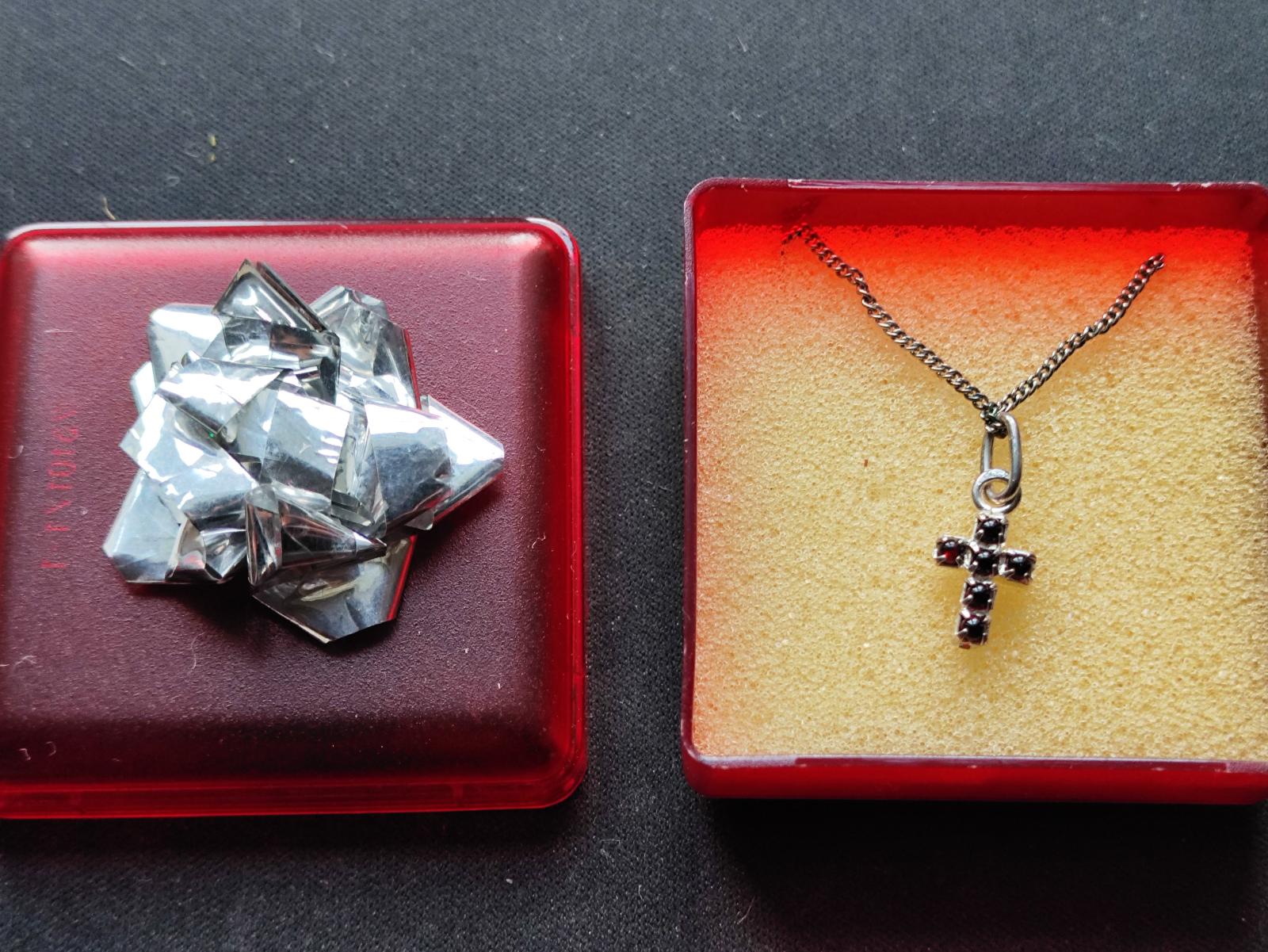 Strieborný krížik s českými granátmi + retiazka - Starožitné šperky