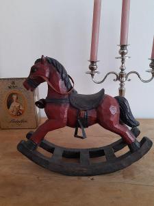 Drevený hojdací kôň, dekorácia