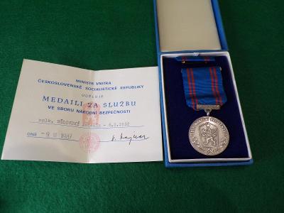 Dobová medaile / vyznamenání + dokumenty.