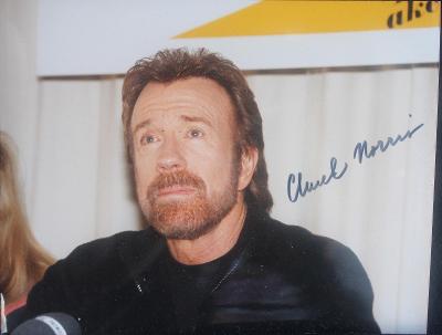 Fotografie s autogramem Chucka Norrise