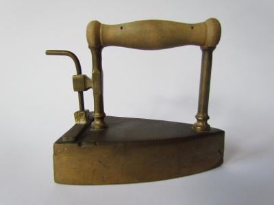 Vintage malá bronzová žehlička