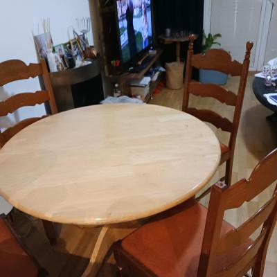 Drevené guľaty jedálenský stôl so 4 stoličkami