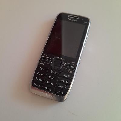 Nokia E52 nefunkčná bez batérie.