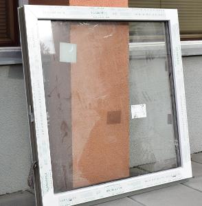 Okno, 100,5 x 102 cm