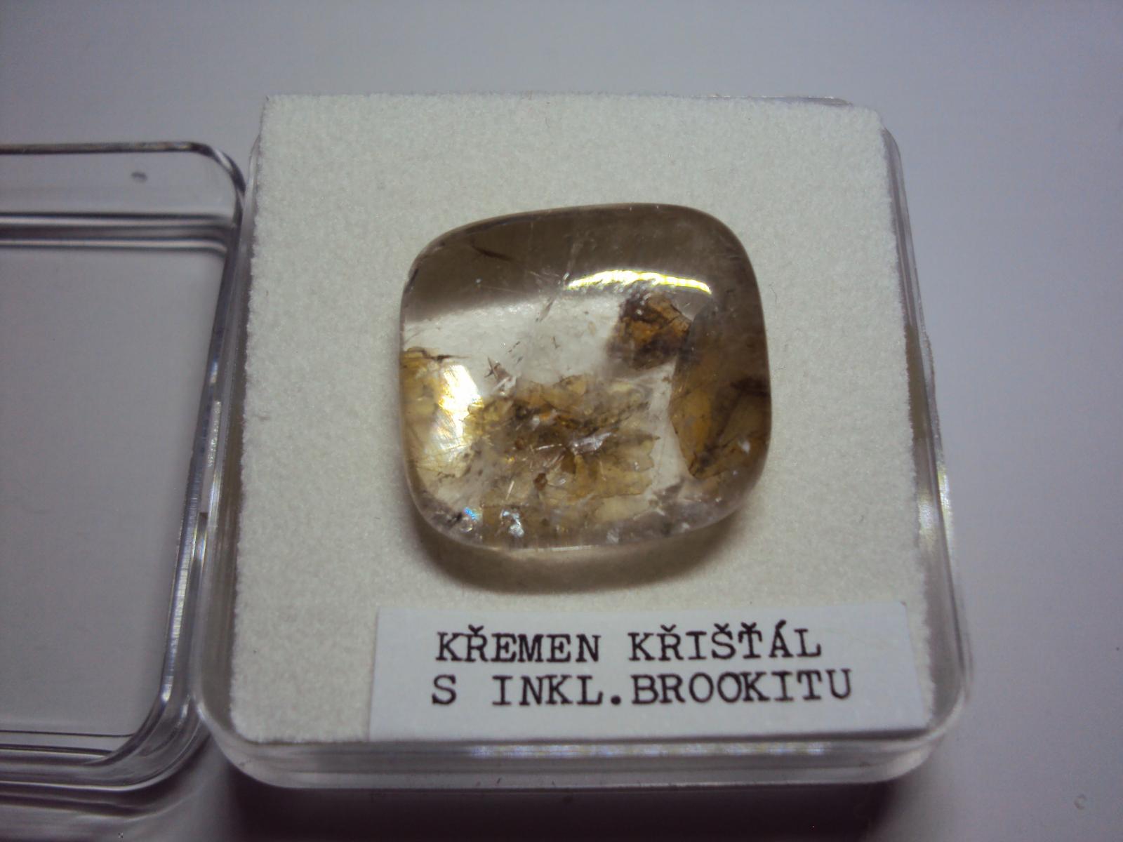 Krištáľ s inklúziami Brookitu 18,6 ct - Minerály a skameneliny