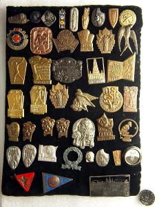 Staré odznaky, různé události plechy bronzy samet. plato - lot 44 ks