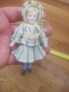 Krásná velice stará malinká celoporcelánová panenka