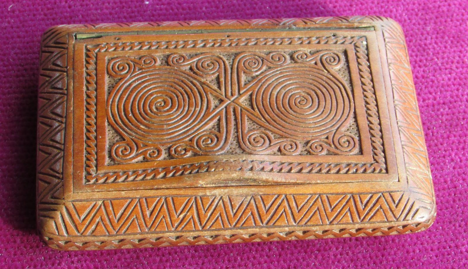 Starožitná drevená vyrezávaná krabička - Starožitnosti a umenie