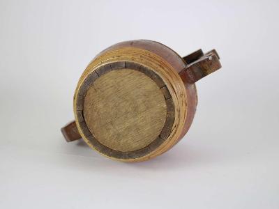 Starožitný dřevěný korbel ve tvaru soudku