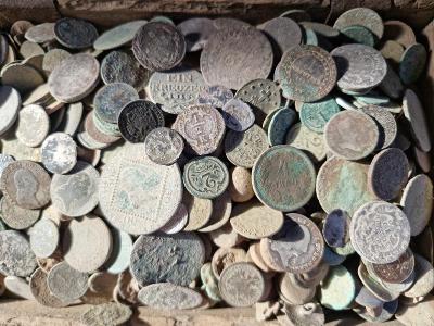 Staré mince a drobné artefakty