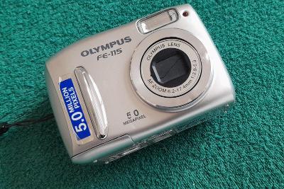 Funkční digitální fotoaparát Olympus FE-115 s brašnou