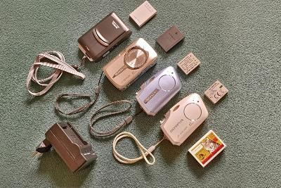 Funkční sbírka mini fotoaparátů Olympus, baterie, nabíječka + dárek