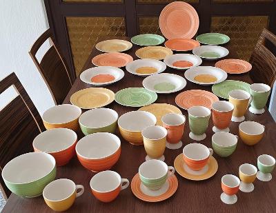 Velká sada keramického nádobí -- 43 ks -- hrnky, talíře, misky