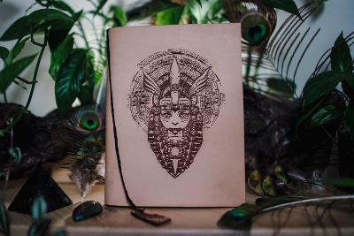 Kožený denník s aztéckym motívom