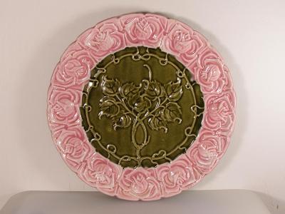SCHÜTZ - BLANSKO - OLOMUČANY - talíř - dekor růží - růžový okraj