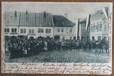 Polička - shromáždění na náměstí - vojáci, vlajky, lidé - hezké 1900