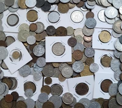 hromada starých mincí po sběrateli, hodně hezkých mincí v obalech