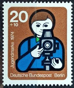 WEST BERLIN: MiNr.468 Boy Photographing 20pf+10pf, Youth Work ** 1974
