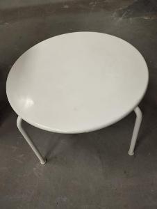Bílý kovový stolek