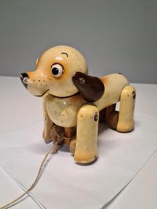 Stará dřevěná hračka chodící pes