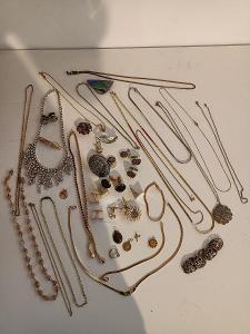 Bižutéria - zbierka rôznych šperkov - retiazky, prstienky, gombíky atď.