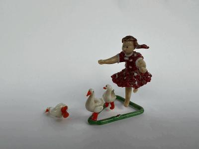 Skleněná figurka dívka s husami / JAROSLAV BRYCHTA