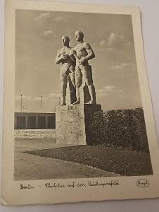 Berlin Skulptur aus dem Reichssportfeld / socha stadion 1943