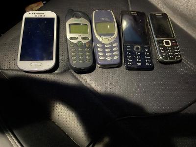 Staré mobilné telefóny Nokia 3310, Siemens c35…