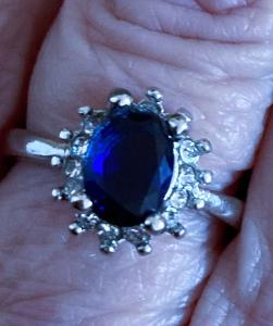 LADY DIANA prsten modrý safír& zirkony zlac. bílým zlatem