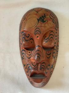 Drevená plastika africkej masky
