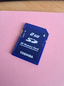 Toshiba 2 GB SDHC karta modrá funkční.