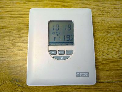 Elektronický termostat EMOS Salus T105 + baterie ZDARMA