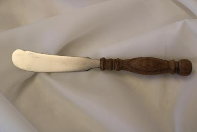 K34.  nerezový nůž na sýr WMF délka 17,5 cm 