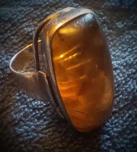 Stříbrný prsten s jantarem šperkaře Georga Kramera