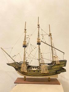 Dřevěný model lodi Golden Hind